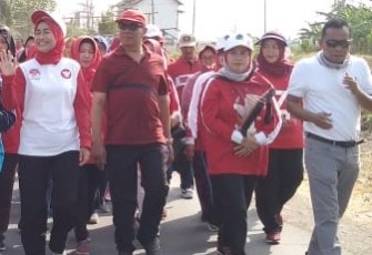Bupati Brebes Saat Jalan Sehat di Rest Area 260B Banjaratma