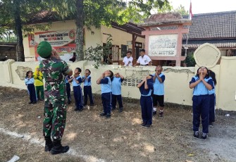 Satgas TMMD Reg 105 Latih Fisik Anak SD 4 Jimbung