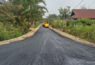 Jalan Desa Rawa Mulya Dibangun Hotmix  