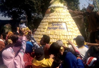 Tumpeng Tahu Jadi Rebutan Ratusan Warga