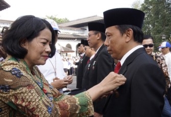 Direktur JNE Edi Santoso Menerima Gelar Tanda Jasa Dan Tanda kehormatan Satyalancana Wira Karya 