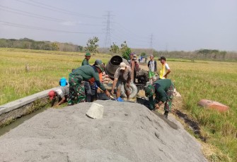 TNI Dan Warga Gotong Royong Dalam Betonisasi Jalan Kupang
