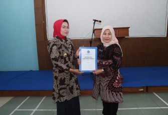 Penyerahan SK Purna tugas oleh Bupati Brebes H.Idza Priyanti S3.MH disaksikan Sekda Kab Brebes Ir.Djoko Gunawan MT dan Asisten Sekda serta Karyawan dan Karyawati Perumda Air minum Tirta Baribis Brebes