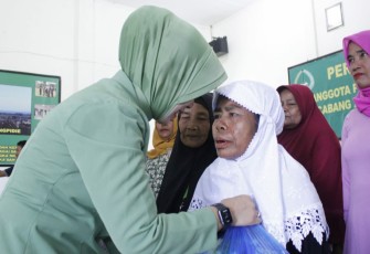 Belasan Kaum Dhuafa menerima bantuan paket Sembako dari Ny. Anizar Ridha