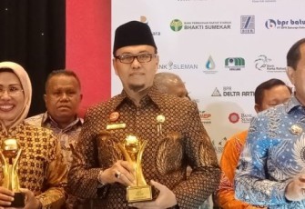 Direktur PDAM Tirta Dharma Kota Bengkulu Sjobirin Hasan Terima Penghargaan  TOP PDAM 2019