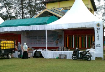 Pihak panitia melakukan persiapan pelaksanaan kegiatan tahun baru Islam Kabupaten Aceh Singkil di Lapangan Alun-alun.