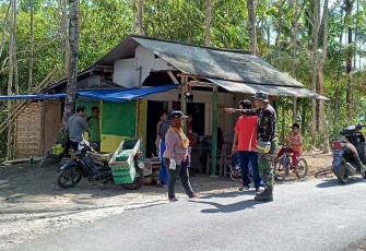 Keluwesan Sertu Jumadi Saat Koordinasi Dengan Kepala Dusun