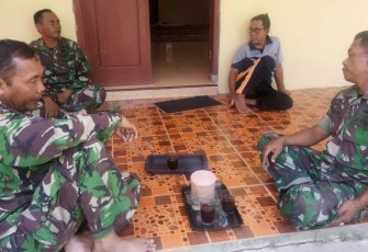 Prajurit TNI Kodim Cilacap Bercengkrama Sambil Minum Kopi