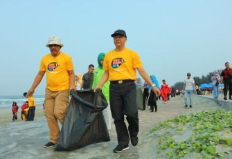 Gubernur Rohidin saat Bersih-bersih Pantai