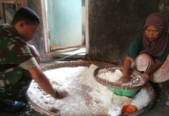 Samini Pekerjakan Dua Orang usaha kripik singkong