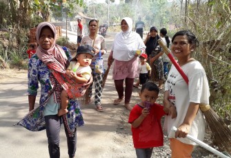 Kedua Warga Desa Cilibang saat Ikut membantu Program TMMD 106 Kodim Cilacap