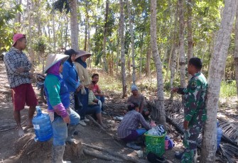 Babinsa Jalin Komsos dengan Masyarakat