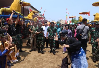 Panglima TNI saat menghadiri karya bakti dan bakti sosial di Desa Sukamukti