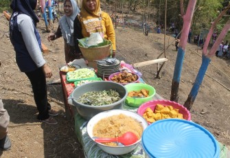 Nasi Tumpeng Wujud Syukur Diresmikannya Wisata Pemancingan di Pra TMMD 106 Kodim Cilacap