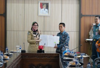 Asisten II Setda Provinsi Bengkulu Yuliswani Serahkan Hibah Pada Ketua KPU Provinsi Bengkulu Irwan Saputra