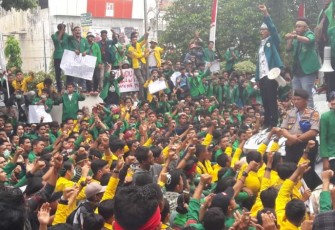 Mahasiswa saat aksi unjuk rasa di depan Kantor DPRK Lhokseumawe