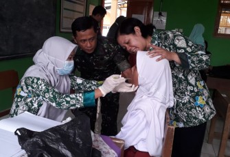 TNI Kodim Cilacap Dampingi Pemeriksaan Kesehatan Anak 