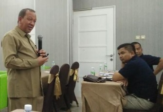Mustafa Pegawai Kemenag Aceh Singkil (Kanan) saat mengikuti acara workshop penyusunan laporan keuangan Operasional haji di Banda Aceh.