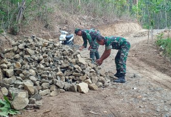 Danramil 02 JerukLegi dan Anggota Turun Langsung Singkirkan Batu di Pra TMMD 106 Kodim Cilacap