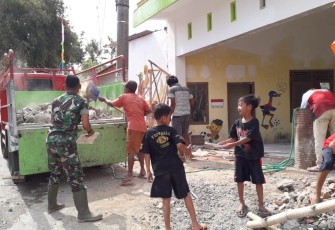 TNI Bersama Warga Bersihkan Sampah di Desa Cilibang