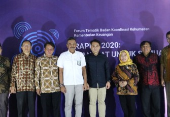 Wakil Rektor II bidang Administrasi Umum Keuangan Dan Perencanaan Tedi Priatna Foto Bersama 