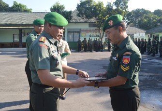Dandim 0724 Boyolali Letkol Herman Taryaman SIP MH Beri Penghargaan Kepada Prajurit Telah Memasuki Masa Persiapan Pensiun