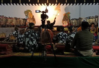 Babinsa Dan Babinkamtibmas Majegan Pengamanan Pagelaran Wayang Kulit 