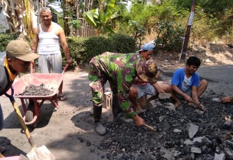 Bersama Warga Babinsa Karya Bakti Perbaiki Jalan Berlubang