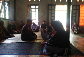 Ustadz Jasa SHI saat mensyahadatkan 2 keluarga non muslim masuk Islam di Rumah imam masjid Kampung Lae Pinang Kecamatan Singkohor Kabupaten Aceh Singkil.