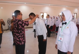 Sekda Brebes Ir Djoko Gunawan MT berikan penghormatan bagi CPNS lulus Latsar di Gedung PGRI Brebes Kamis (5/9).