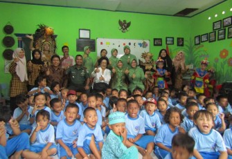 Ketua Persit KCK Cabang XVI Kodim 0502 Anjangsana Yayasan Anak Indonesia Mandiri