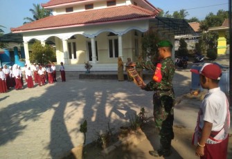 Serda Tulus Purnomo Jadi Inspektur Upacara Pengibaran Bendera Merah Putih di SD Negeri 2 Sedayu Kecamatan Tulung Kabupaten Klaten 