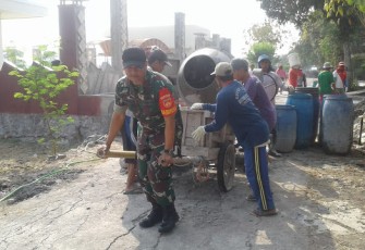 Serda Ibnu Nugroho Babinsa Koramil 17 Karangdowo Kodim 0723/Klaten Melaksanakan Karya Bhakti Bersama Warga
