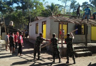 TNI Polri Dan Relawan  Bantu Warga Bersihkan Puing Sisa Kebakaran di Ngemplak Seneng