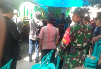 Sertu Joko SM Takziah di Desa Binaan
