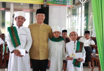 Gubernur Bengkulu Rohidin Mersyah saat meresmikan Masjid Masjid At-Thursina