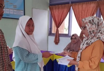 Karyawan RSUD Mukomuko Beri Bantuan Pada Anak Yatim