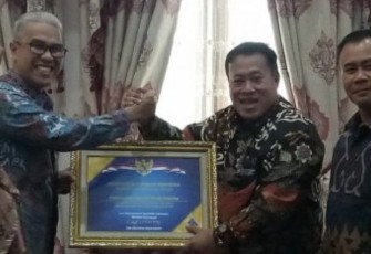 Bupati Mukomuko Choirul Huda Terima Opini Wajar Tanpa Pengecualian Dari Kepala Perwakilan Badan Pemeriksa Keuangan Provinsi Bengkulu Aryo Seto Bomantari 