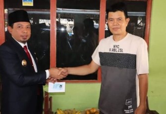 Wakil Wali Kota Bengkulu Dedy Wahyudi Berikan Langsung KTP Elektronik Pada Warga Tanah Patah 
