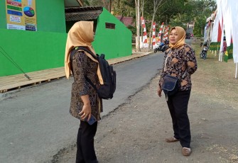 Anggota Persit Koramil 02 Jeruklegi pembukaan TMMD