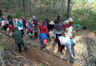 Ibu-Ibu Dusun Kaligintung Ikut Bantu TMMD 106 Kodim Cilacap