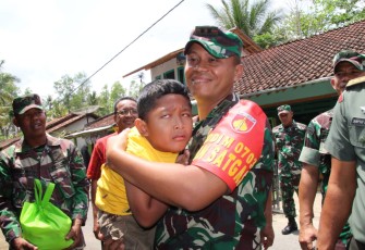 Pelukan Dansatgas TMMD Kodim Cilacap ke Anak Disabilitas