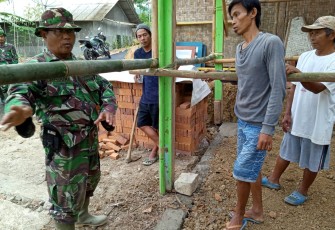 Warga Mendapatkan Brifing dari Satgas TMMD 106 Kodim Cilacap