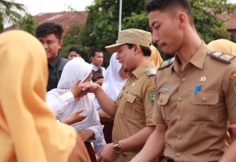 Wakil Wali Kota Salurkan Bantuan ke Siswa Kurang Mampu