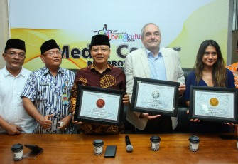 Gubernur Bengkulu Rohidin Mersyah Foto Bersama 
