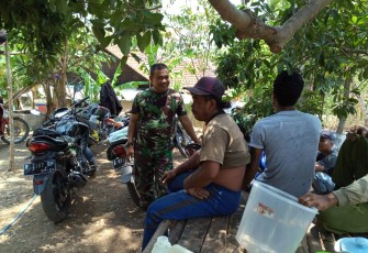 Pohon Ini Jadi Saksi Istirahat Satgas TMMD dan Warga