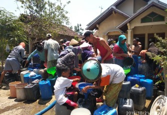 Droping air untuk warga desa Kedungmulyo