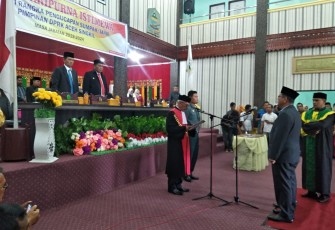 Ketua Pengadilan Negeri (PN) Aceh Singkil H.Hamzah Sulaiman SH melantik dua pimpinan DPRK Setempat di ruang rapat utama gedung dewan Singkil Utara.