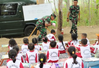 Minat Anak Terhadap Buku Bacaan Tinggi Saat TMMD 106 Kodim 0703 Cilacap