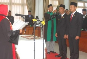 Ketua Pengadilan Negeri Bireuen Zufida Hanum SH MH Melakukan Pengukuhan Terhadap Rusyidi Muchtar SSos DPRK- PA dan Syauqi Futaqi DPRK - P Golkar Sebagai Ketua dan Wakil Ketua I DPRK Bireuen Periode 2019 - 2024 di Aula Gedung DPRK Bireuen Selasa 22 Oktober 2019.